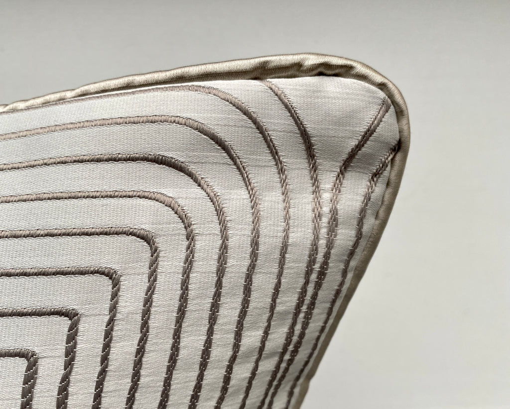 Polštář Generation Feather s paspulí