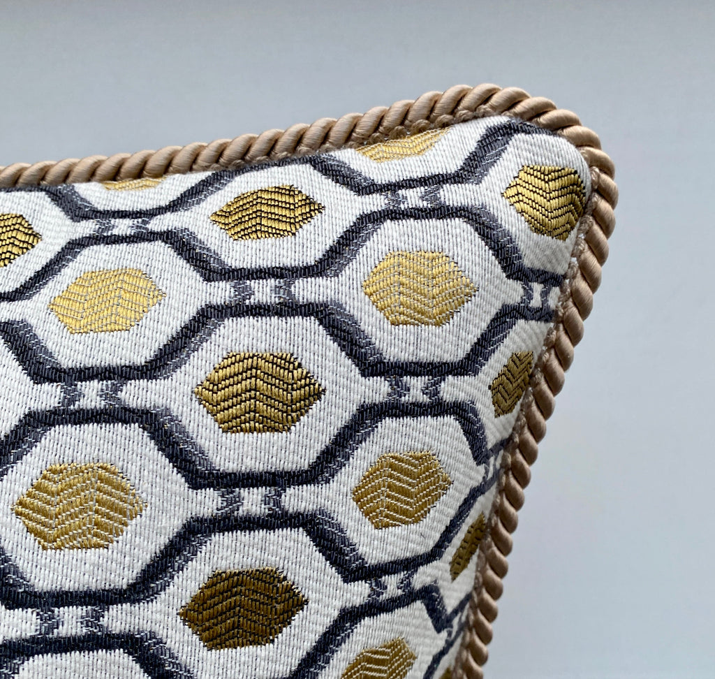 Polštář Lorette s paspulí